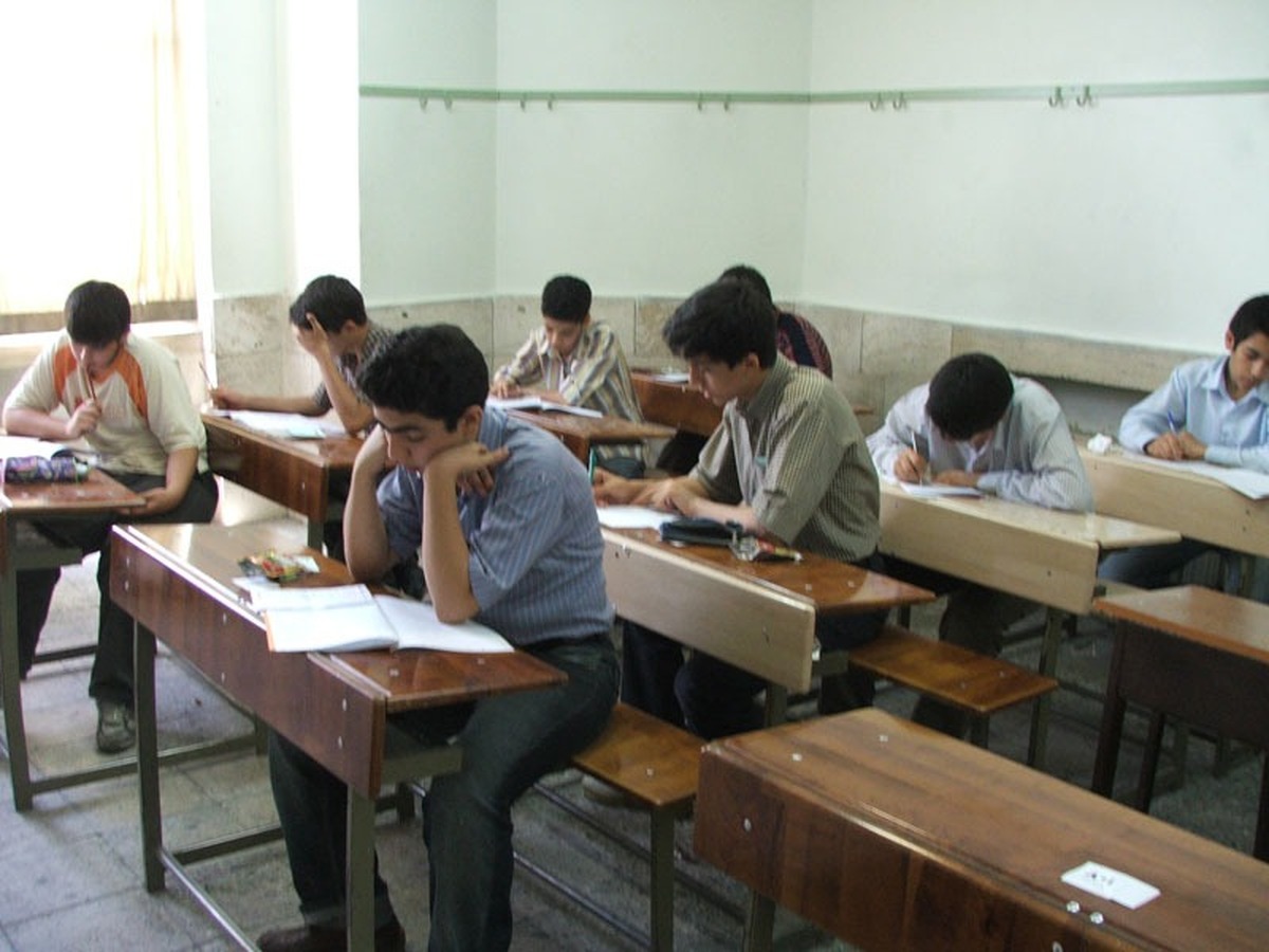 اخذ وجه اجباری در ثبتنام مدارس غیرقانونی است